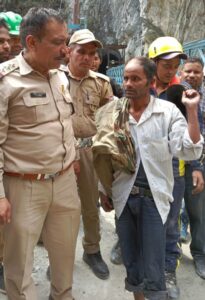 नदी किनारे फंसे व्यक्ति का पुलिस ने किया रेस्क्यू। बचाई जान..