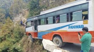 बड़ी ख़बर : यहाँ पलटी बारातियों की बस, पैरापिट तोड़कर हवा में झूलने लगी, मची चीख-पुकार।