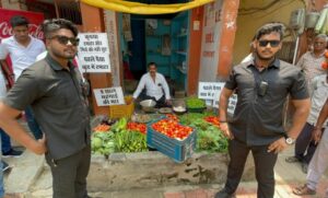 वाराणसी : बाउंसर की निगरानी में टमाटर बिक्री