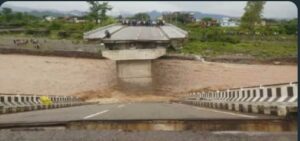 बड़ी ख़बर : भारी बरसात में मालन नदी का पुल टूटा