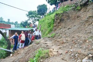बड़ी ख़बर : राजपुर के सुमन नगर में बारिश से हुए नुक़सान का निरीक्षण करते कैबिनेट मंत्री गणेश जोशी