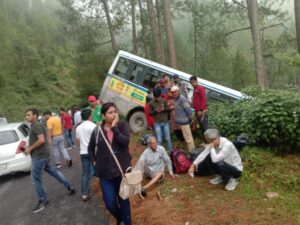 खाई में पेड़ पर अटकी यात्रियों भरी बस, मची चीख-पुकार