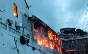 मसूरी : वुडन स्किेटिंग रिंक में लगी आग, मची अफरा-तफरी