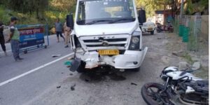 दर्दनाक हादसा : टेंपो ट्रैवलर्स से एक बाइक की जोरदार टक्कर