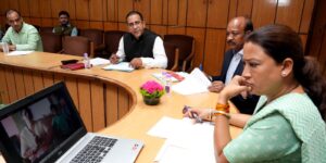 मंत्री रेखा आर्या ने अधिकारियों के साथ की समीक्षा बैठक