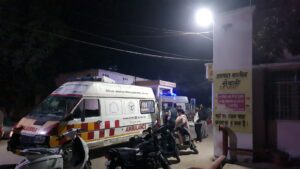 आवारा पशु से टकराई बाइक, सड़क पर गिरने पर तेज रफ्तार अज्ञात वाहन ने तीनों को कुचला, मौत