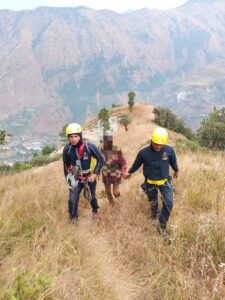 चमोली : पीपलकोटी के पास खाई में गिरा एक व्यक्ति, SDRF ने किया सकुशल रेस्क्यू