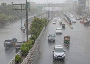 दिल्ली-NCR में बारिश से बदला मौसम का मिजाज, देखिए 