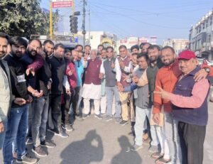 *विधायक मदन कौशिक को मिठाई खिलाकर मनाया जीत का जश्न*