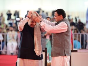 प्रधानमंत्री नरेंद्र मोदी के पश्चात केंद्रीय गृह एवं सहकारिता मंत्री अमित शाह को रेशम फेडरेशन द्वारा निर्मित मुख्यमंत्री द्वारा भेंट की उत्तराखंड पारंपरिक टोपी और शॉल