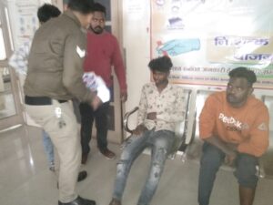 स्कूटी और मोटरसाइकिल के बीच टक्कर, दो युवकों की पिटाई, दो घायल हाय सेंटर रेफर