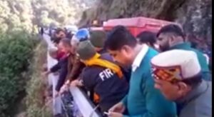 मसूरी : गाय को रोटी खिलाते समय गहरी खाई में गिरने से जितेंद्र रोहिल्ला घायल