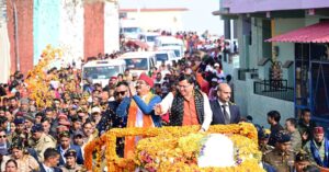 2 किमी लंबे विशाल रोड शो में शामिल हुए मुख्यमंत्री धामी