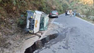 मसूरी में अनियंत्रित होकर सड़क पर पलटी कार, पांच लोग घायल, दो हायर सेंटर रेफर