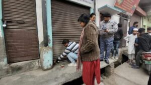 झोलाछाप डॉक्टरों के खिलाफ कार्रवाई, तीन क्लिनिक सील, नोटिस और जुर्माना भी..