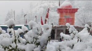 उत्तराखंड : सफ़ेद चादर से ढका पहाड़, आज भारी बारिश और बर्फबारी का ऑरेंज अलर्ट