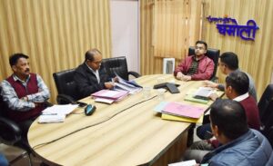 चमोली : हेमकुंड यात्रा मार्ग पर संचालित कार्यो को तेजी से पूरा करें- डीएम 