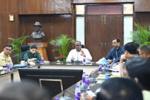 CEO ने सभी ज़िलाधिकारियों एवं पुलिस अधीक्षकों के साथ ली समीक्षा बैठक