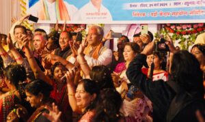 त्रिवेंद्र सिंह रावत को होली मिलन कार्यक्रम में अपने बीच पाकर झूम उठे लोग