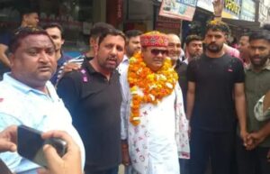 विधायक उमेश कुमार ने रुडकी बी.टी गंज और सिविल लाइन में किया डोर टू डोर जनसंपर्क व्यापारियों ने जगह-जगह फूल माला पहनाकर एवं मिठाई खिलाकर किया स्वागत.