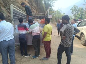 केदारनाथ यात्रा मार्ग में फंसे यात्रियों को बांटे 2500 फूड पैकेट एवं पानी की बोतलें