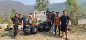 चारधाम यात्रा: बद्रीनाथ मार्ग पर 1000 प्लास्टिक बॉटल जमा कर की सफ़ाई