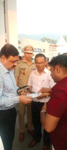 बिना पंजीकरण के आये यात्रियों का रजिस्ट्रेशन करा कर भेजा यात्रा के लिए