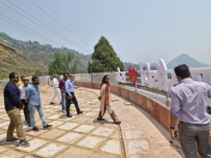 वरदानी पार्क के सौंदर्यीकरण कार्यों का डीएम ने किया निरीक्षण