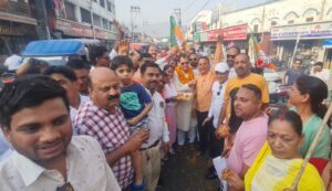 पांचों लोकसभा सीट पर मिली प्रचंड जीत पर बांटी मिठाई