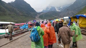 केदारनाथ धाम में बारिश के बीच श्रद्धालुओं को दर्शन करा रही रुद्रप्रयाग पुलिस