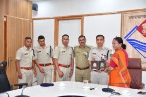 मुख्य सचिव सेे मिला सीआरपीएफ प्रशिक्षु अधिकारियों का दल