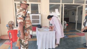 डीएम ने स्पोर्टस कॉलेज में लिया मतगणना तैयारियों का जायजा