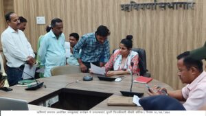 शिकायतों को गंभीरता से लेते हुए निस्तारित करें अधिकारी: डीएम