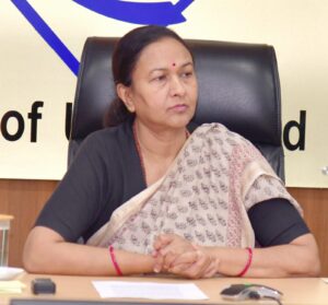 क्रैश बैरियर के स्थान पर बांस के पौधों का वृक्षारोपण