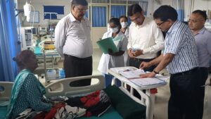 DM सविन बंसल ने जिला चिकित्साालय में आम नागरिक की तरह बनाया पर्चा, खामियों पर जताई नाराजगी