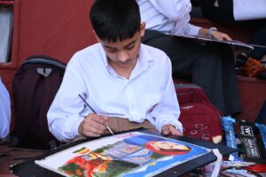 नन्हे हाथों की मासूम कलाकारी में दिखाई दी खूबसूरत दुनिया की तस्वीर