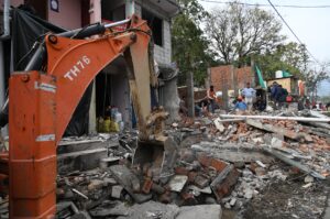 नैनीताल  मे सड़क चौड़ीकरण पर गरजा SDM की अगुवाई में CM धामी का बुलडोजर एक्सन