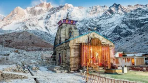 उत्तराखंड में मौसम की करवट ने लौटाई ठंड, केदारनाथ धाम में  बर्फबारी से लुढ़का पारा….वर्षा के साथ चलीं तेज हवांए