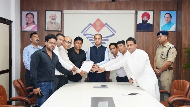 UKSSSC पेपर लीक विरोध: BDO, प्रधान व दुकानदार बने छात्र, सचिव से हुई मुलाकात