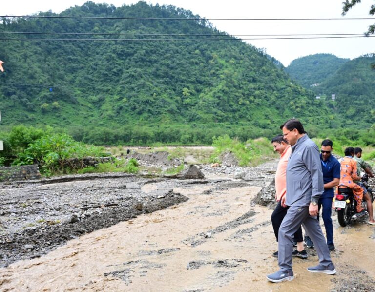 दून घाटी में बादल फटने से तबाही, नदी किनारे अपने घरों को निहारते पीड़ित परिवार