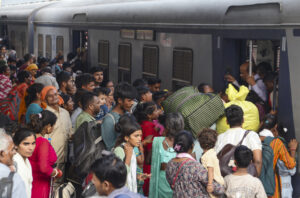 Chhath Puja 2025: छठ पर्व पर यात्रियों की भीड़ से निपटने के लिए रेलवे का खास इंतजाम