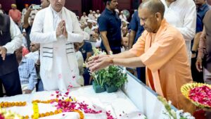 मुख्यमंत्री Yogi Adityanath ने लखनऊ में संत साईं चांडूराम जी को पुष्प अर्पित कर किया सम्मान