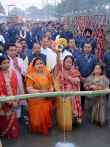 उगते सूर्य को अर्घ्य अर्पित कर समाप्त हुआ आस्था का महापर्व छठ, देखिए ये सुंदर झलकियां