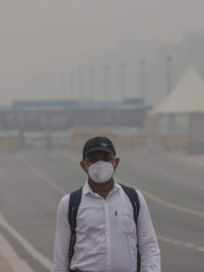 दिल्ली की हवा अभी भी ‘बहुत खराब’, तस्वीरों में देखें असली हाल