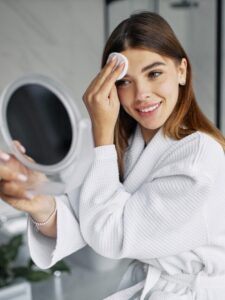 शादी सीजन में इन स्किन केयर टिप्स से पाएं चेहरे पर नेचुरल निखार