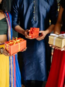 दिवाली पर अपने प्रियजनों को दे ये खास गिफ्ट