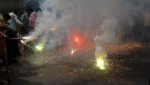 Diwali festival : दीवाली की आतिशबाजी से जहरीली हुई हवा, कई शहरों में बढ़ा प्रदूषण स्तर