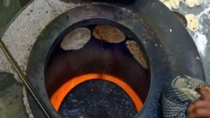 Uttarkashi : रोटी पर थूक लगाने वाले वीडियो के वायरल होते ही मचा हंगामा