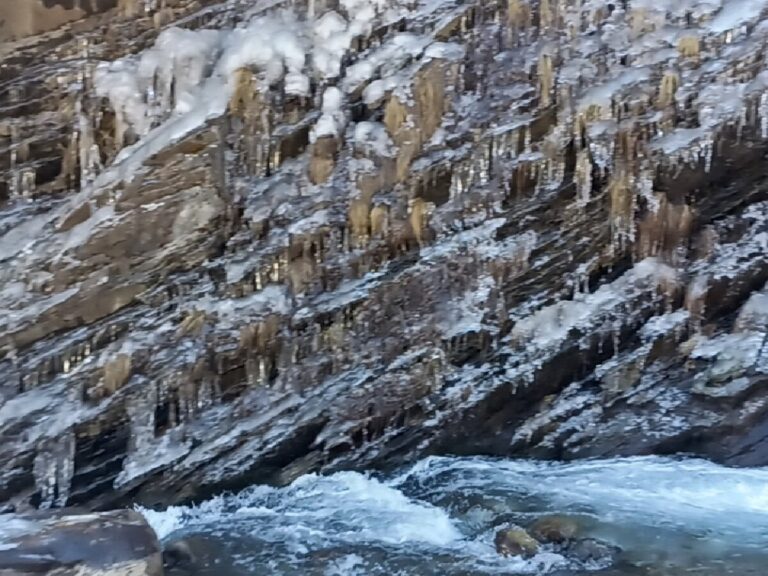 UTTARAKHAND : बद्रीनाथ धाम में ठंड के कारण जमने लगे नदी- नाले