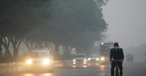 Delhi AQI Today: दिल्ली में हवा ‘गंभीर’ स्तर पर, प्रदूषण और कोहरे ने बढ़ाई परेशानी